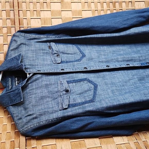 Men's Express Clothing, Size Medium Snap- Up, Casual Jean Shirt - Picture 4 of 7
